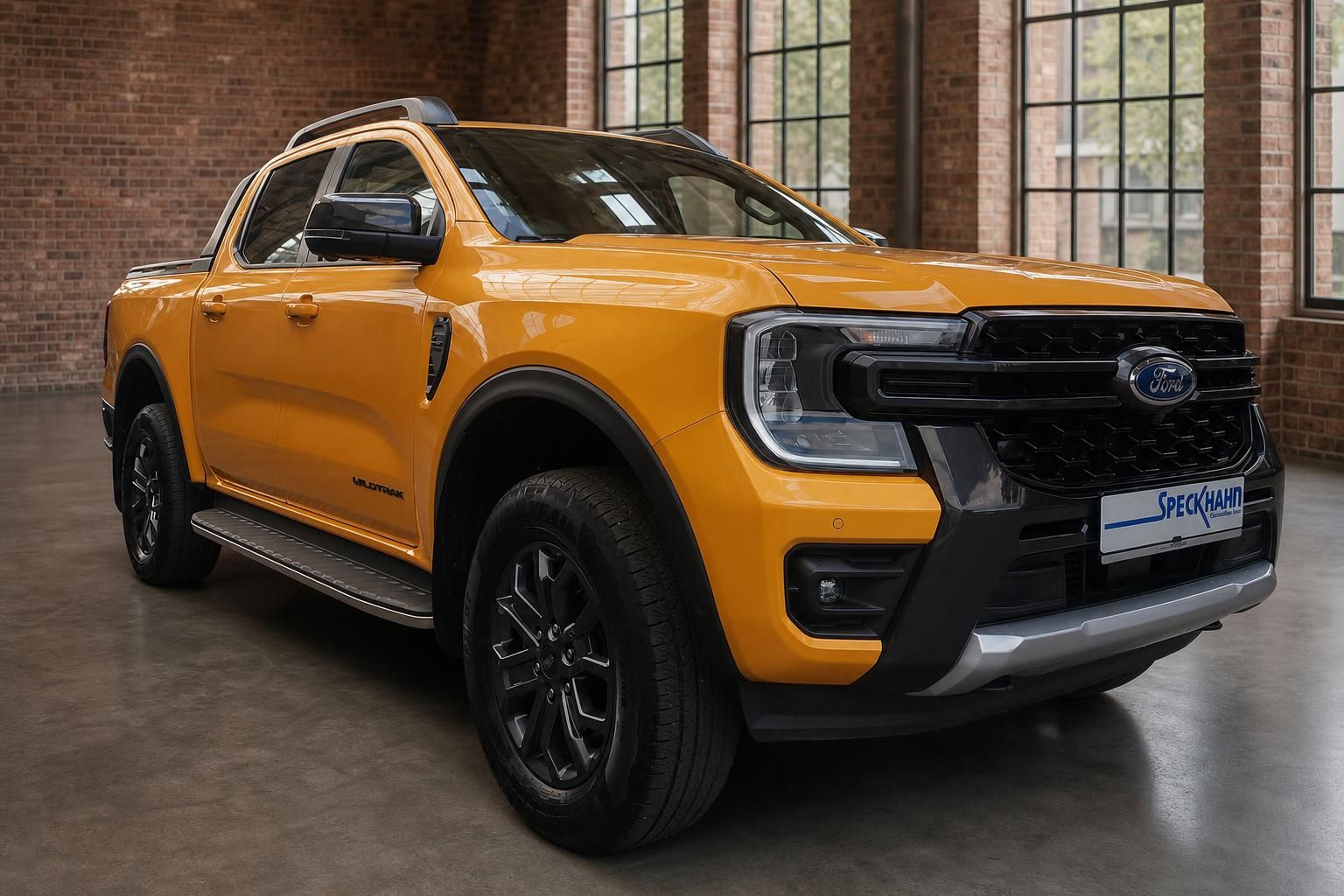 Ford Ranger Wildtrak in Orange – Frontansicht schräg links im Showroom bei Speckhahn