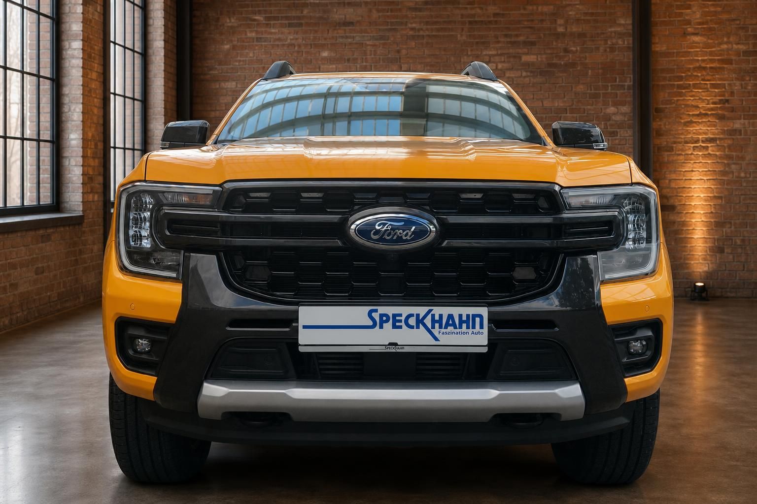 Ford Ranger Wildtrak Orange – Frontansicht mit schwarzem Kühlergrill und Speckhahn Kennzeichenhalter
