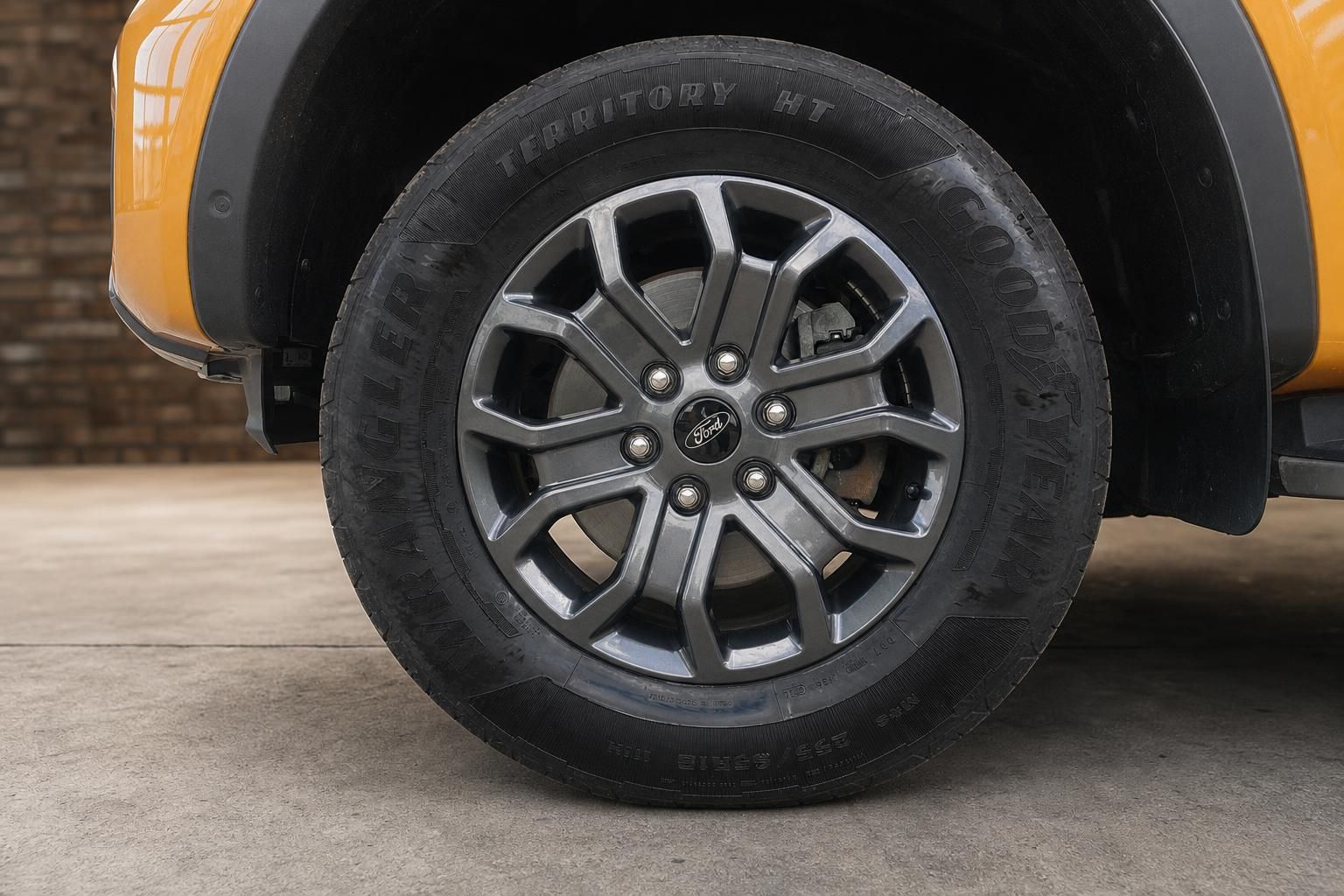 Ford Ranger Wildtrak – Detailaufnahme Alufelge mit Goodyear Wrangler Territory HT Reifen in Orange