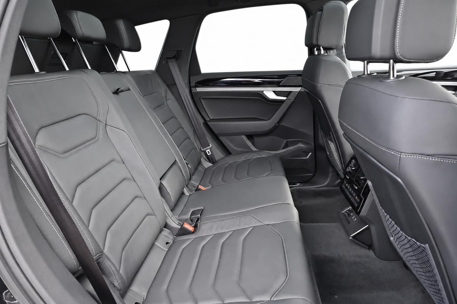 Innenraum Fondsitze mit grauem Leder eines VW SUV