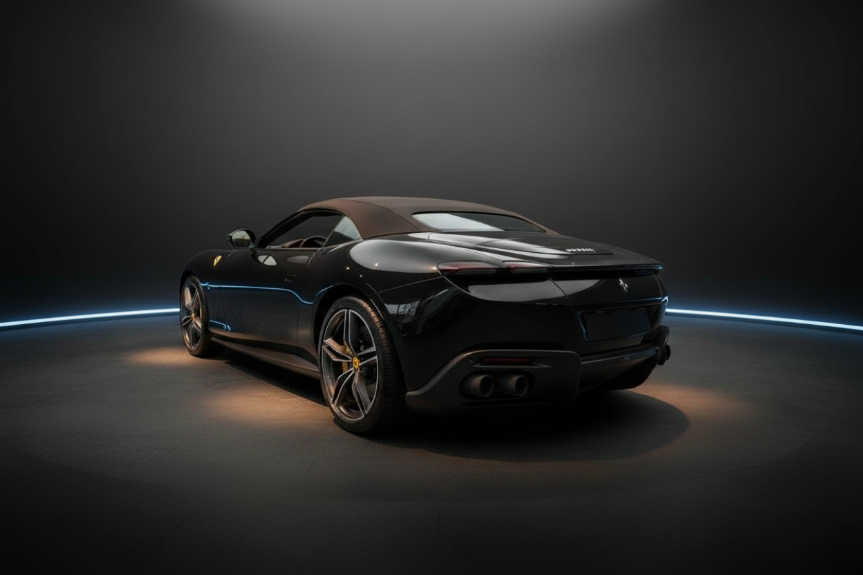 Schwarzer Ferrari Roma Spider Cabrio Heckansicht im Fotostudio mit braunem Verdeck