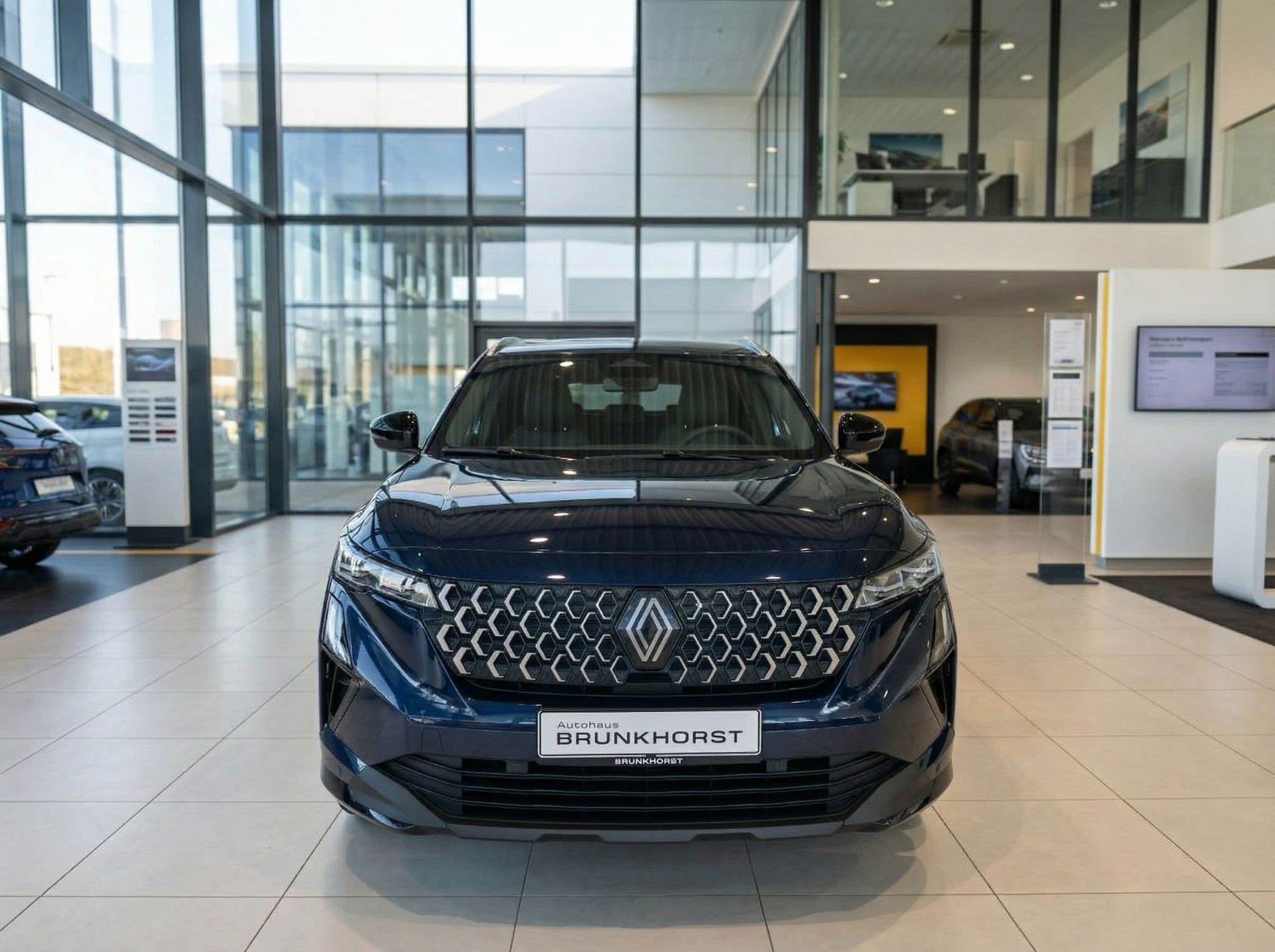 Renault Fahrzeug in dunkelblau - Frontansicht mit charakteristischem Kühlergrill im Autohaus