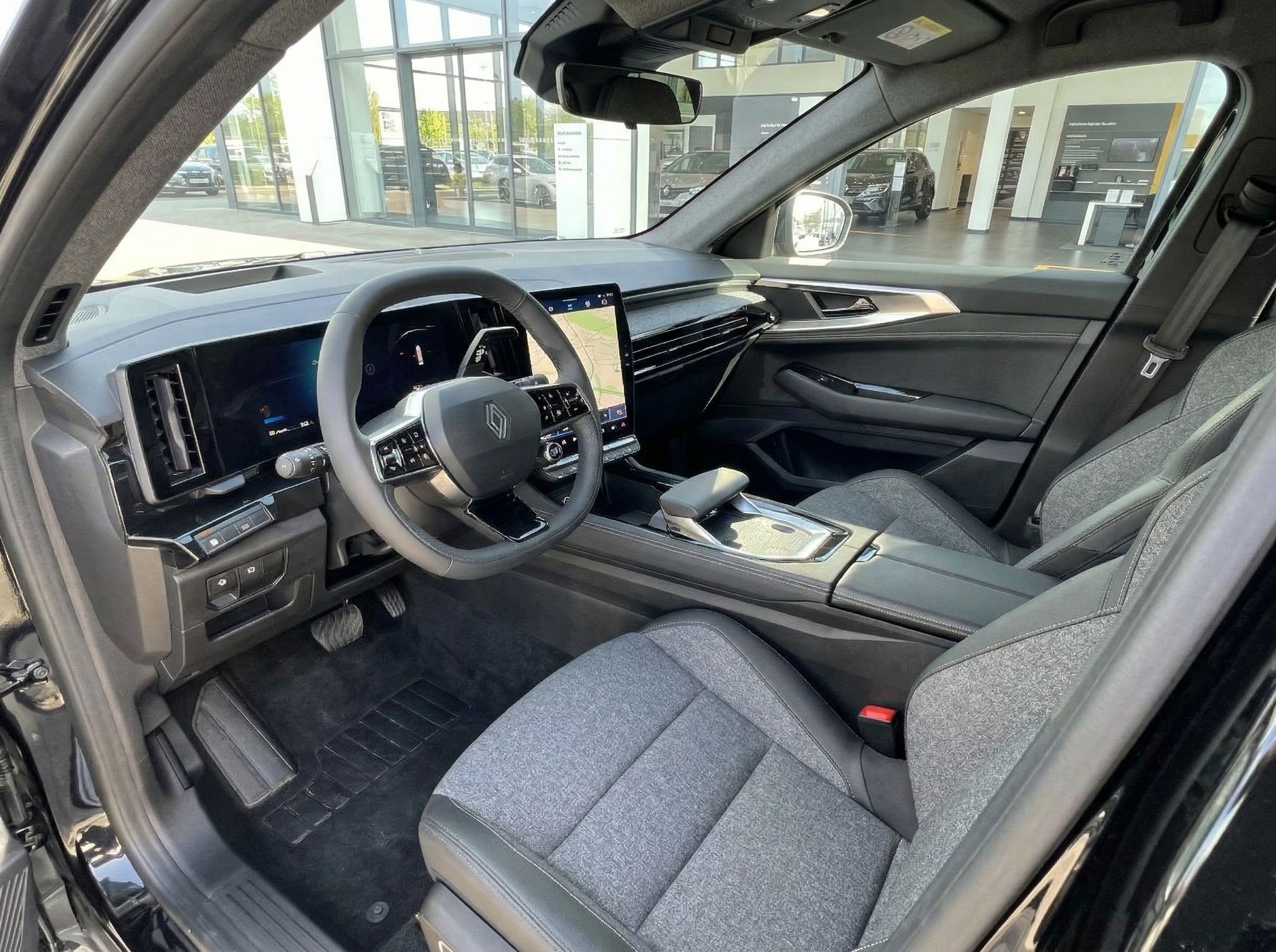 Renault Fahrzeug Innenraum mit modernem Cockpit, Touchscreen und Stoffsitzen in grau