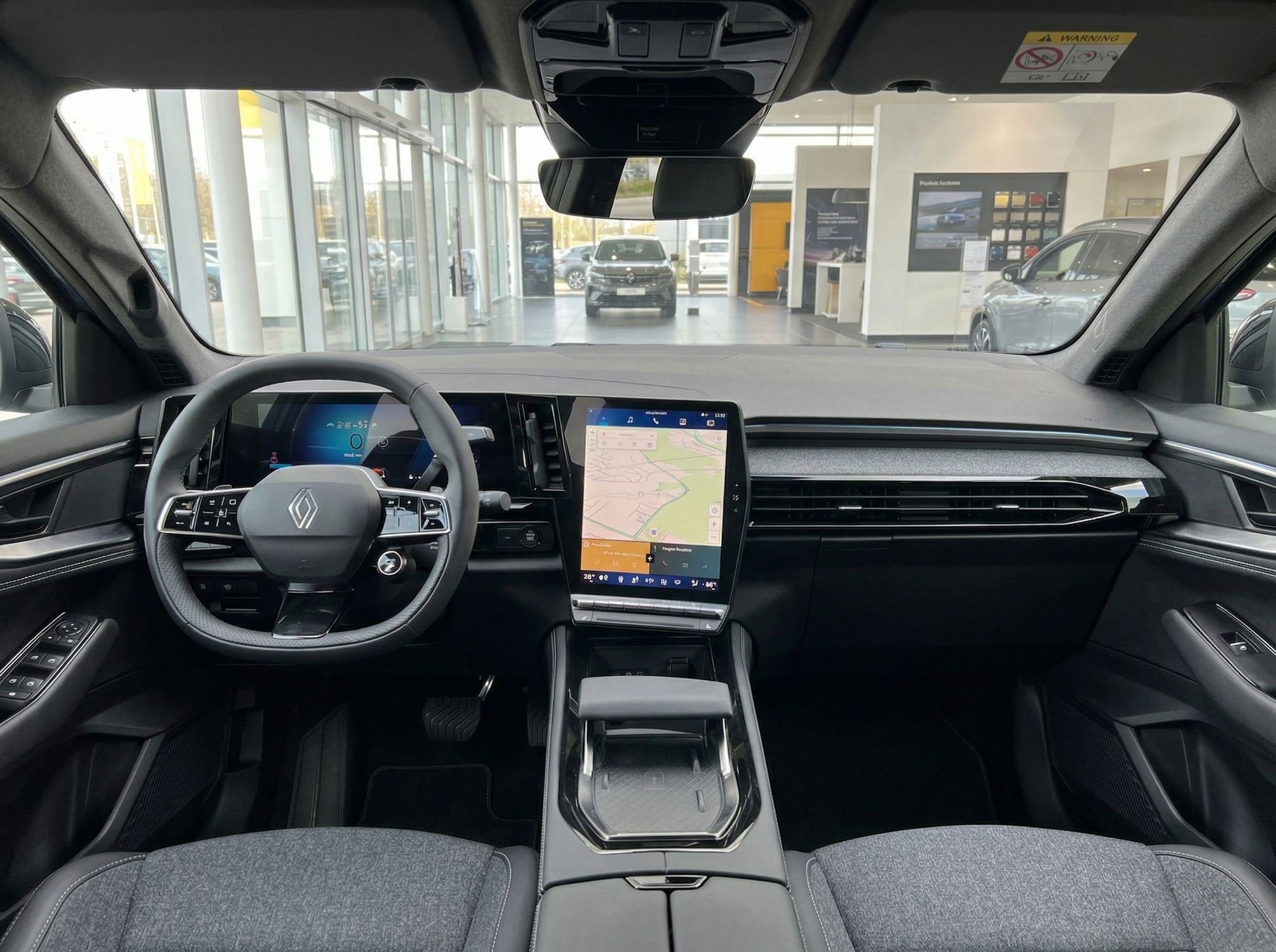 Renault Innenraum mit digitalem Cockpit und Touchscreen-Display im modernen Design