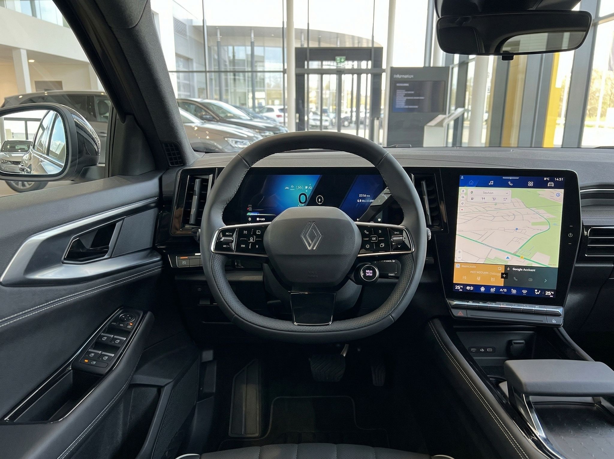 Renault Fahrerplatz mit Lenkrad, digitalen Instrumenten und großem Infotainment-Display