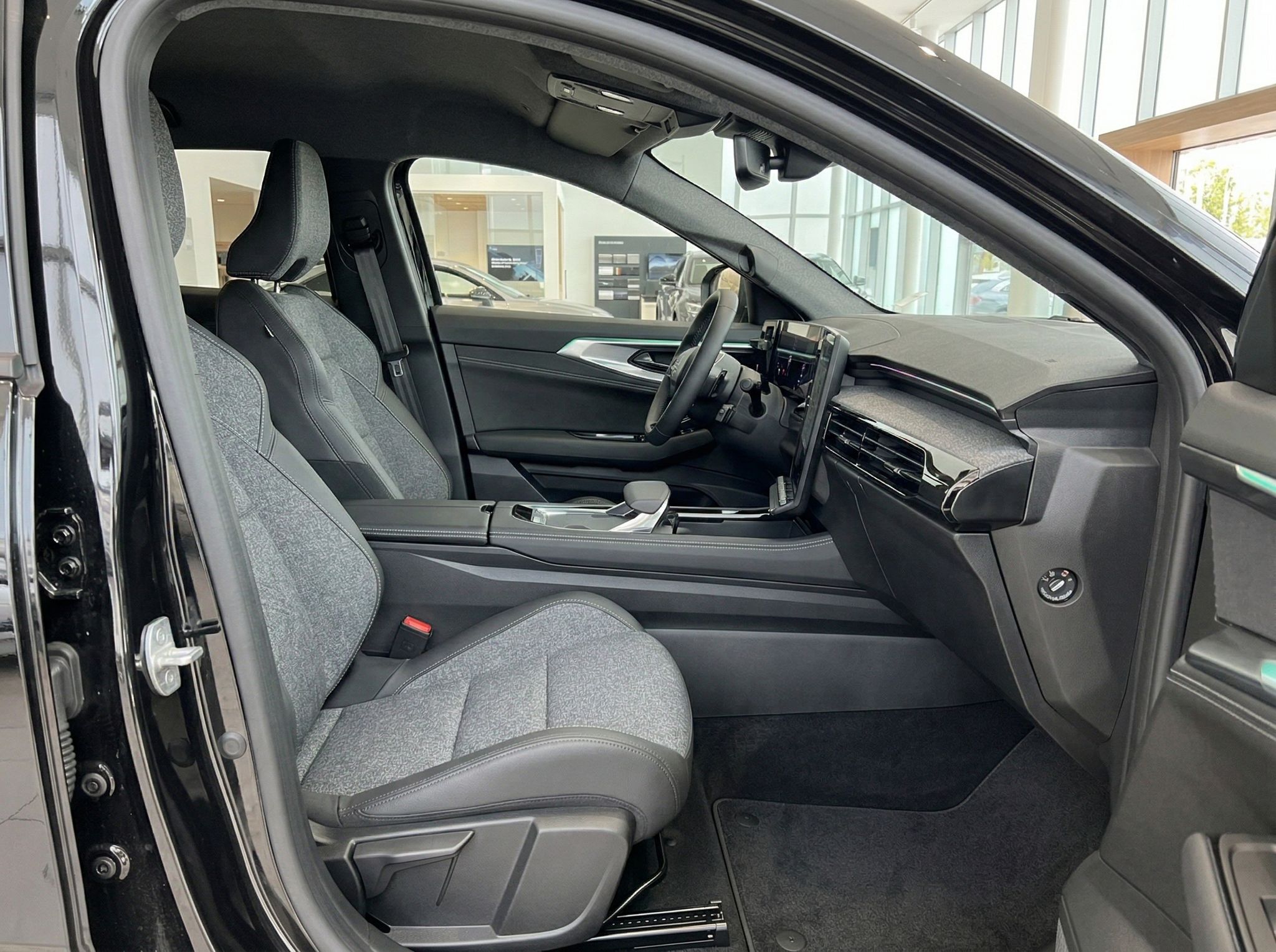 Fahrzeug-Innenraum Beifahrerseite mit grauen Sportsitzen und moderner Ausstattung