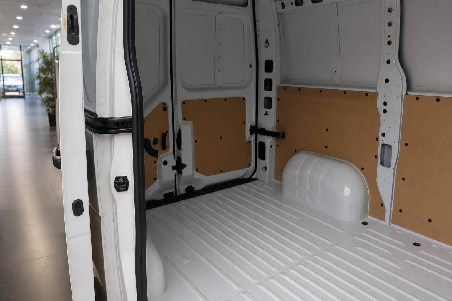 Renault Transporter Laderaum mit Holzverkleidung und Radkasten - Nutzfahrzeug Innenansicht