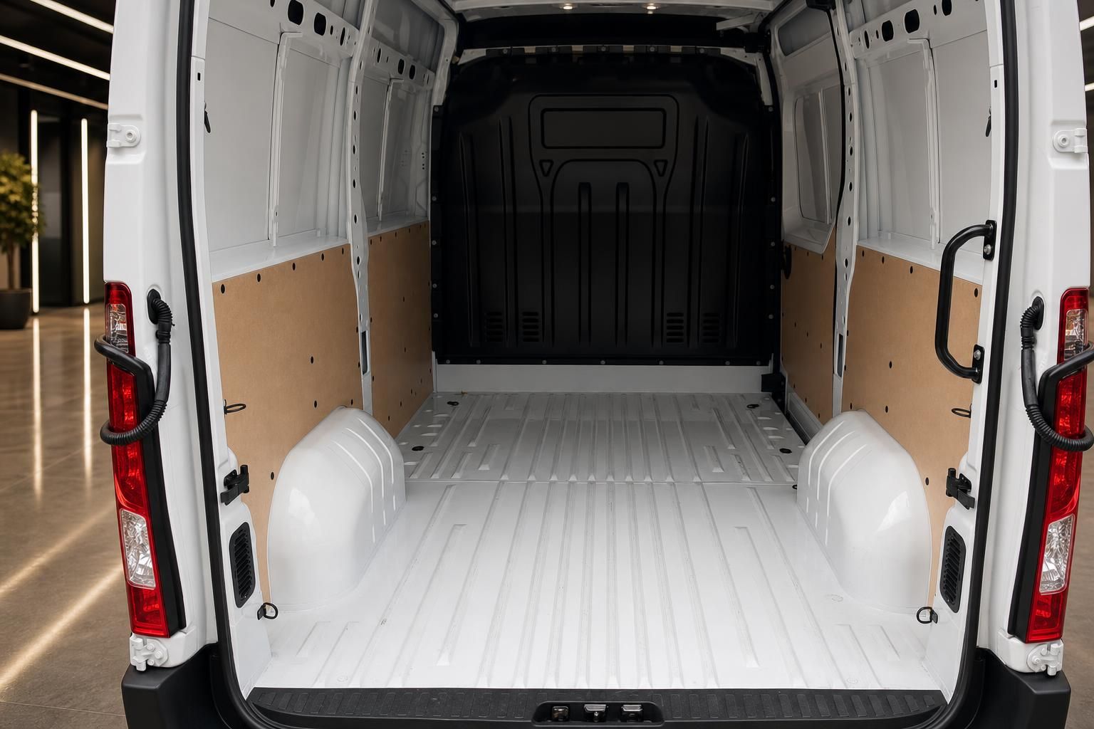 Transporter Laderaum Innenansicht mit Holzverkleidung und rutschfestem Boden