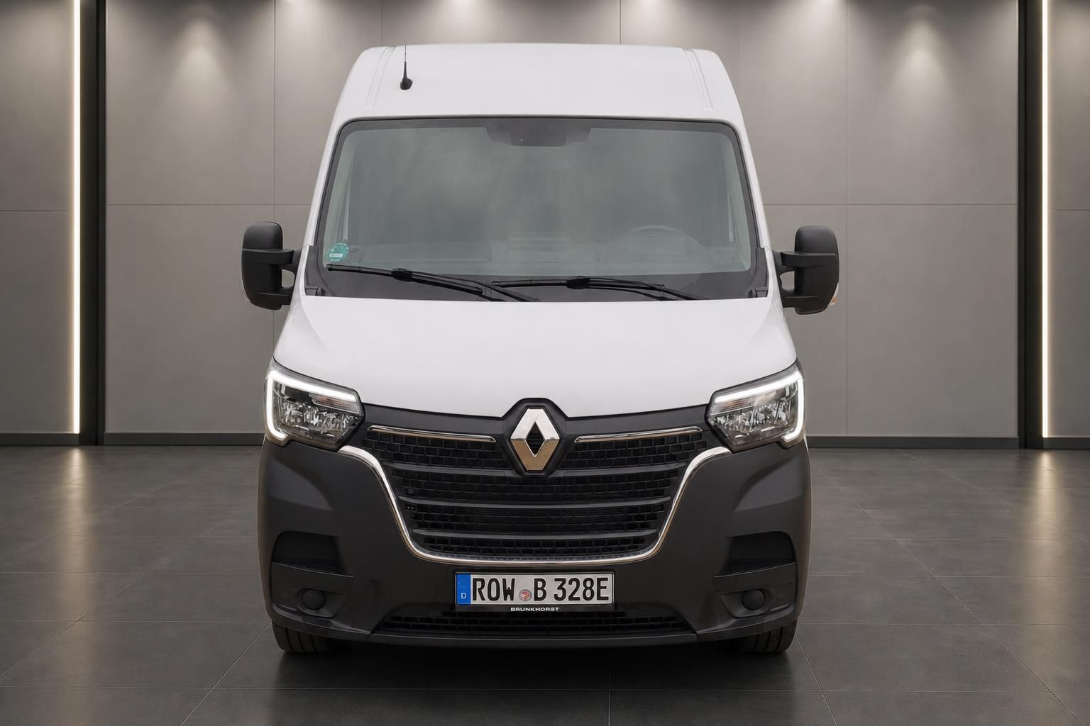 Renault Transporter weiß - Frontansicht mit Kennzeichen und Renault-Logo im Showroom