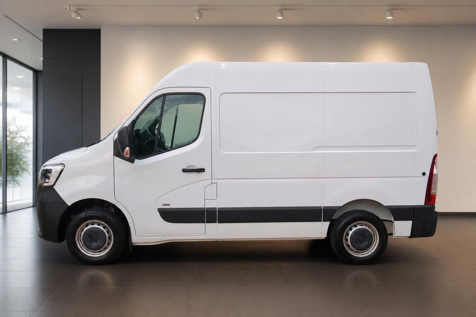 Weißer Renault Kastenwagen - Seitenansicht im modernen Autohaus Showroom