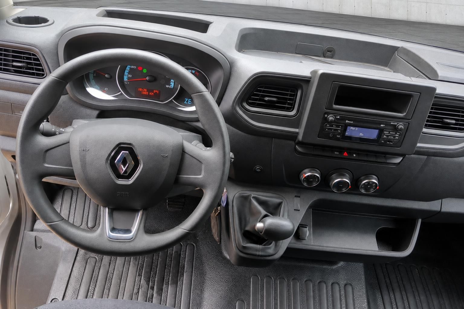 Renault Transporter Innenraum mit Lenkrad und Armaturenbrett - Cockpit Ansicht