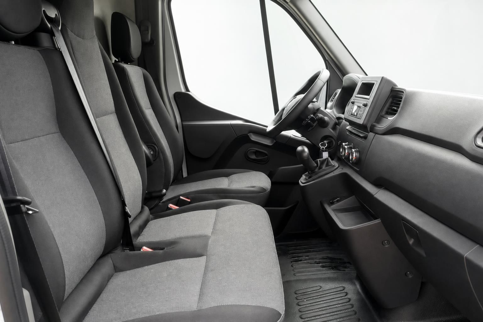 Renault Kastenwagen Cockpit - Beifahrerbereich mit grauen Sitzen und Mittelkonsole