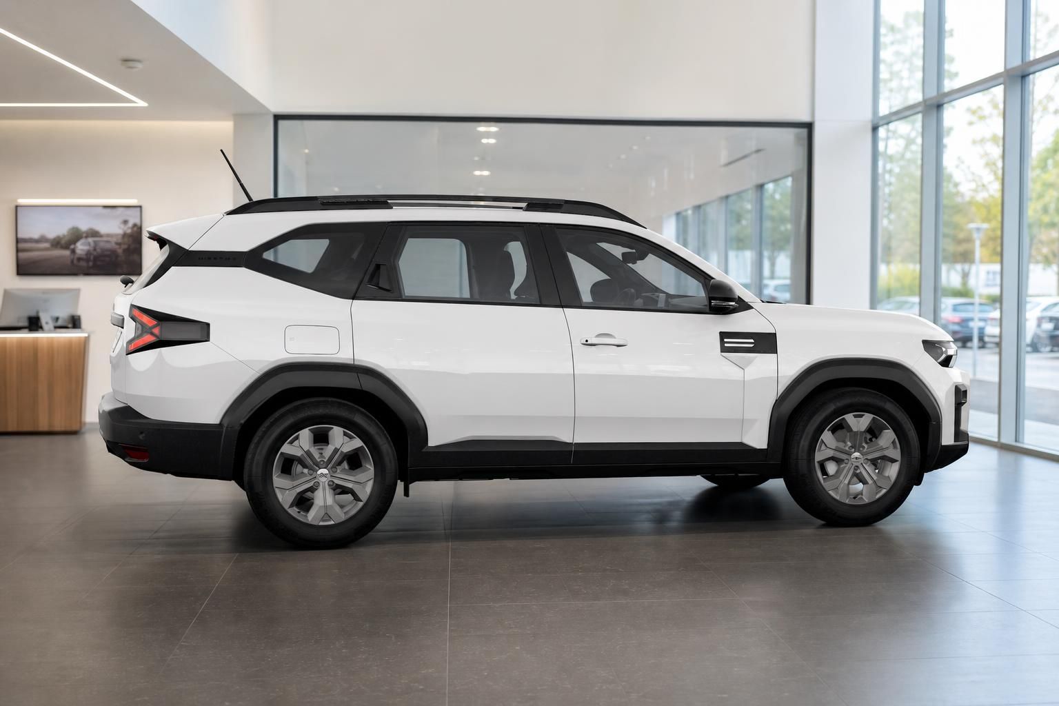 Dacia Bigster weiss Seitenprofil im Autohaus Showroom