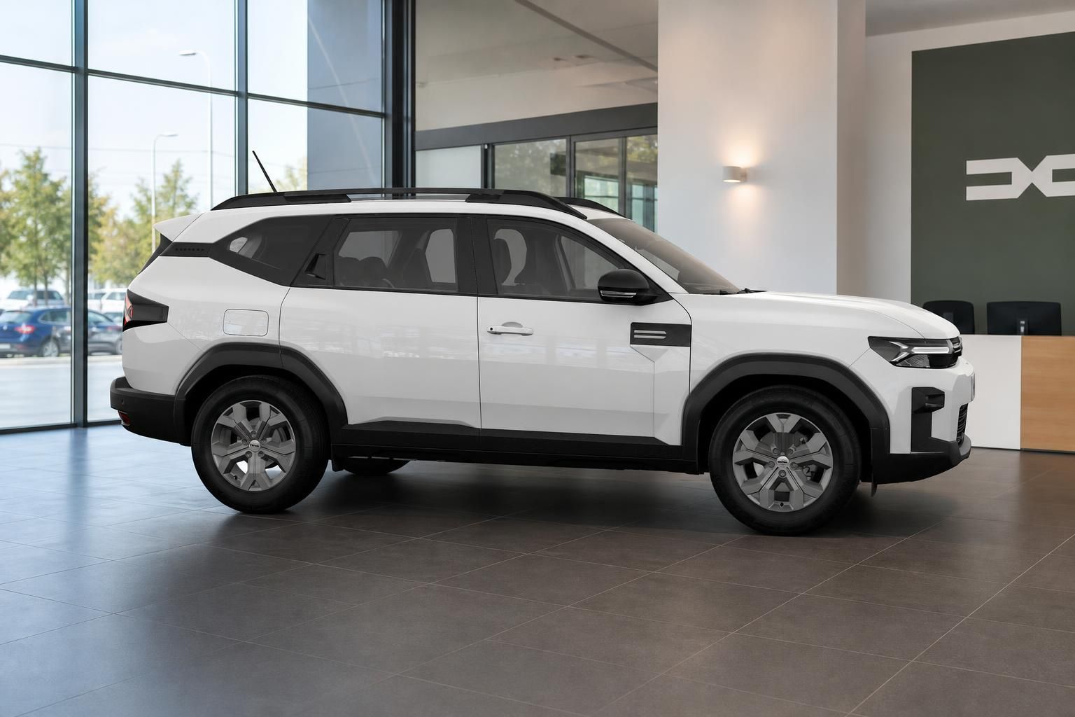 Dacia Bigster weiss Seitenansicht im Showroom praesentiert