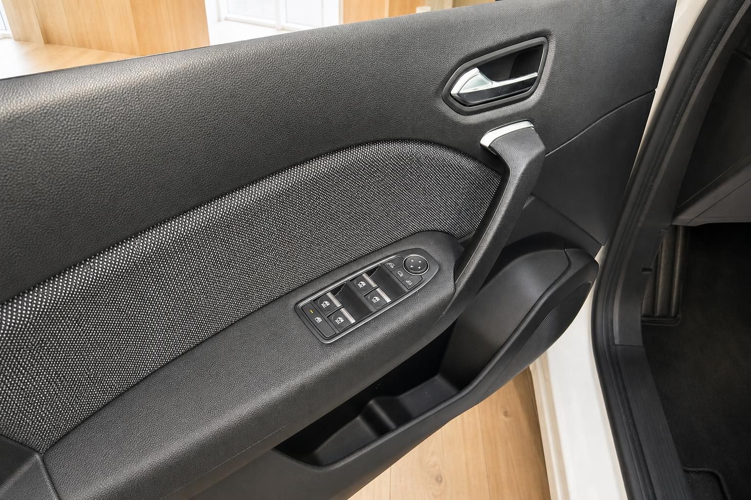 Renault Captur Innenraum Tuerverkleidung Fahrerseite mit Fensterheberschalter