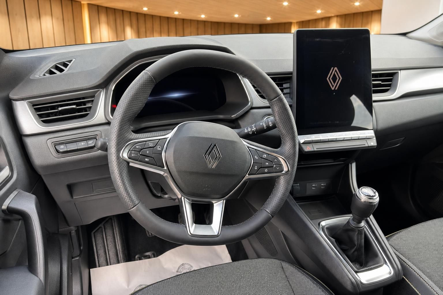 Renault Captur Innenraum Cockpit mit Lenkrad Touchscreen und Schaltgetriebe