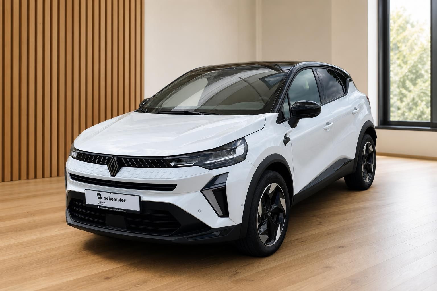 Renault Captur weiss Frontansicht im Autohaus Bekemeier – kompakter SUV mit schwarzem Dach