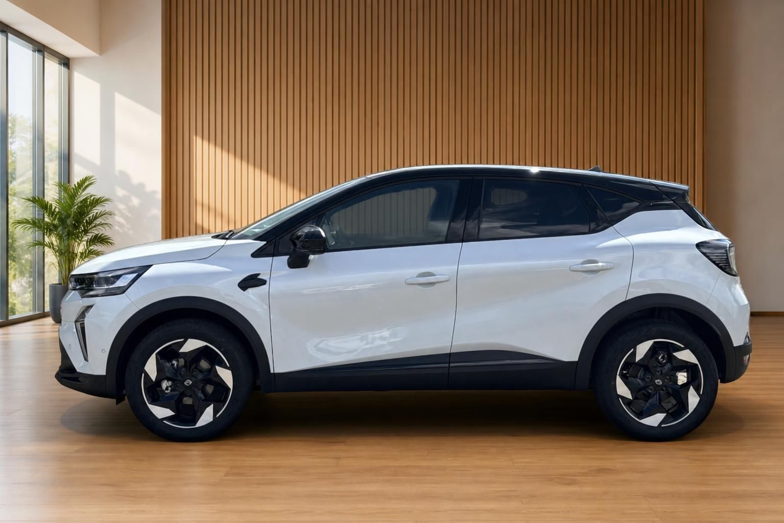 Renault Captur weiss Seitenansicht im Showroom – kompakter SUV mit schwarzen Felgen