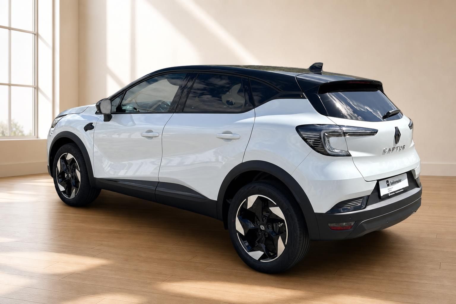 Renault Captur weiss Heck schräg – SUV mit schwarzem Dach und Captur Schriftzug