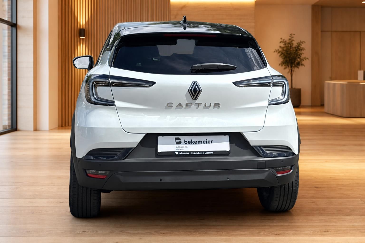 Renault Captur weiss Heckansicht im Showroom – LED-Rückleuchten und Captur Schriftzug