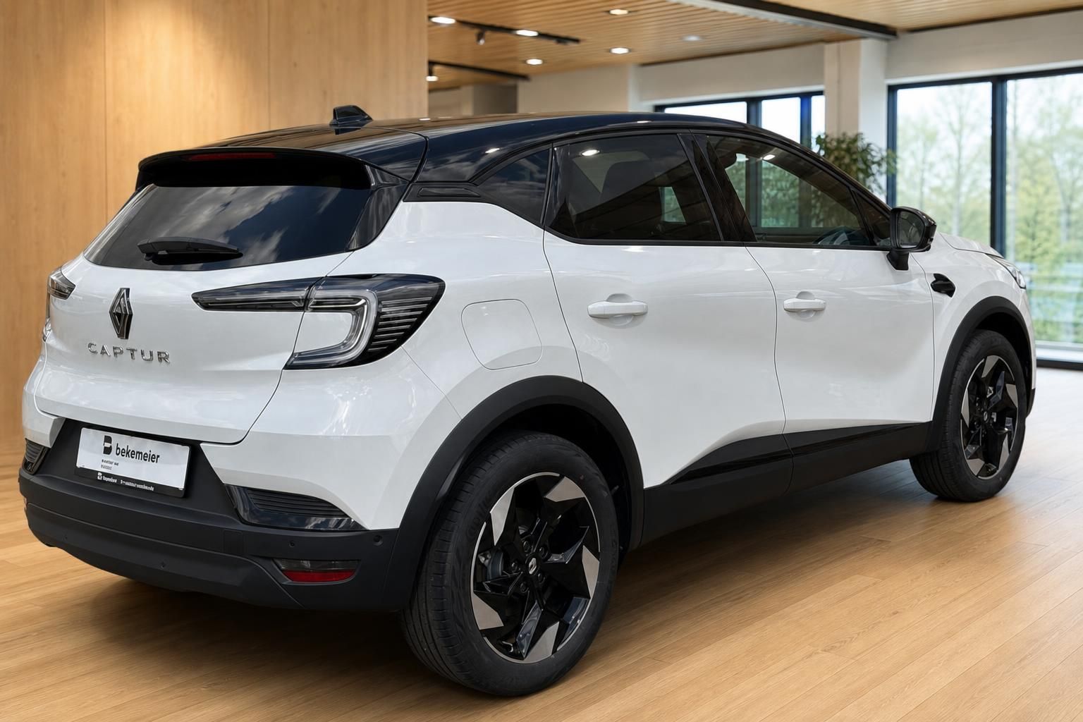 Renault Captur weiss schwarz Heckansicht schraeg im Autohaus – SUV Kompaktklasse