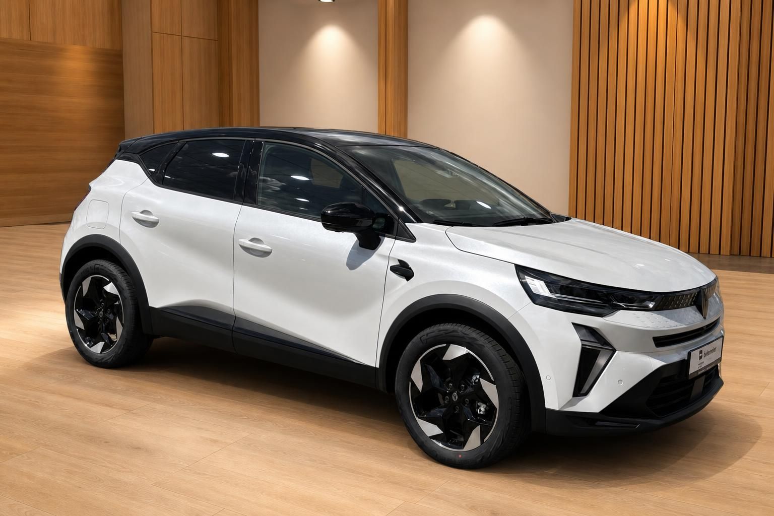 Renault Captur weiss schwarz Frontansicht schraeg im Autohaus – SUV Kompaktklasse