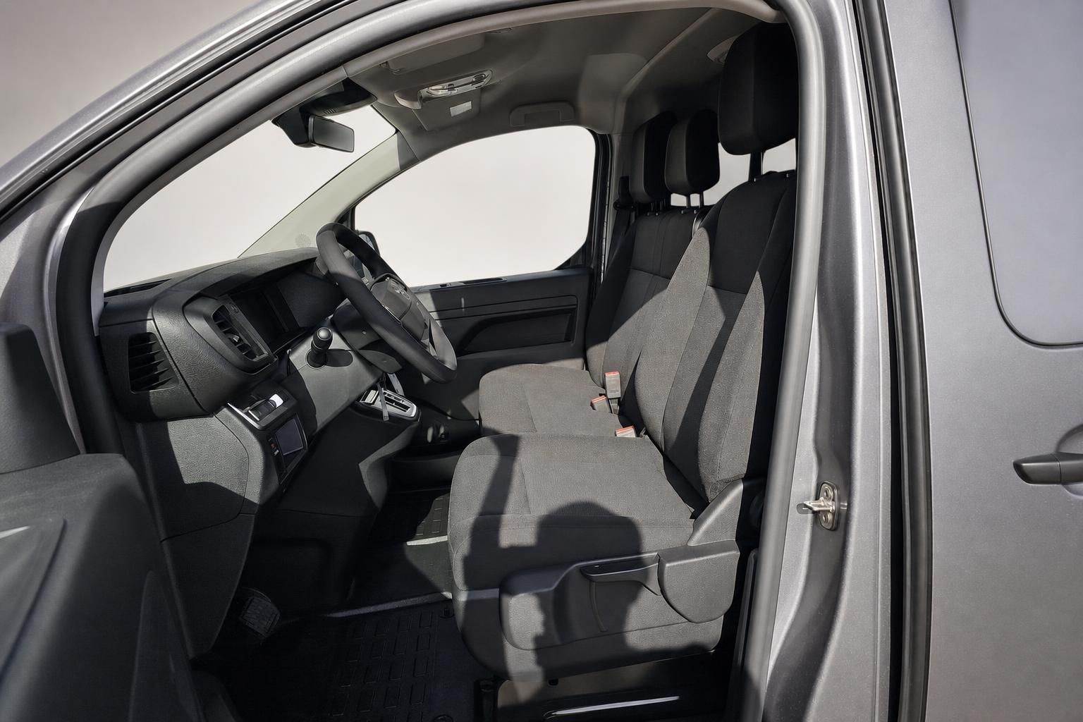 Opel Vivaro Innenraum Vordersitze und Cockpit