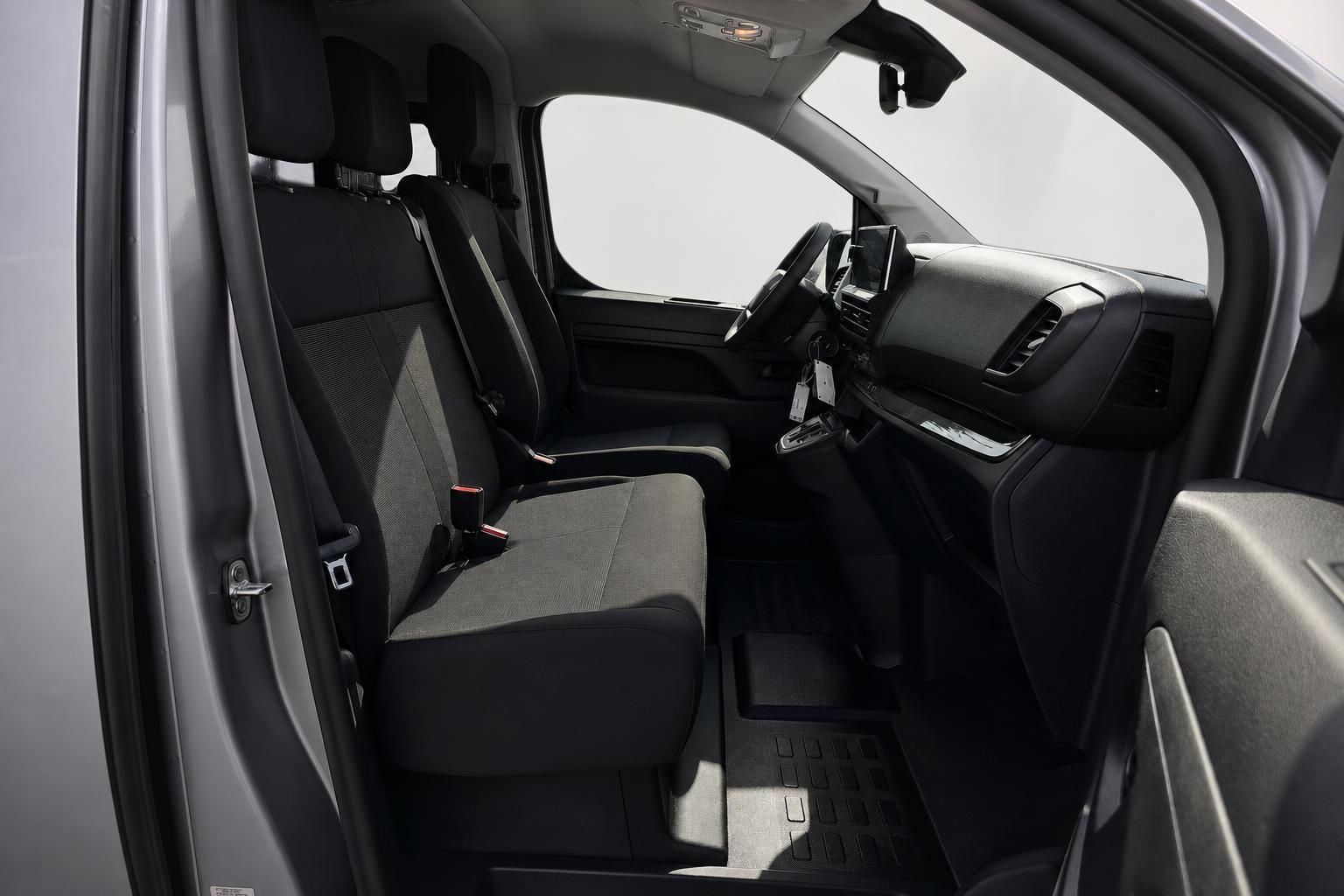 Opel Vivaro Innenraum Sitze und Armaturenbrett Detail
