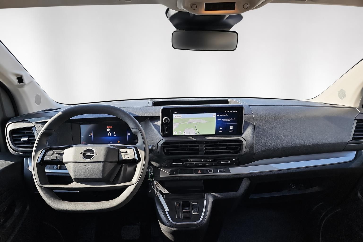 Opel Innenraum Frontansicht mit Lenkrad, Cockpit und Infotainment-Display