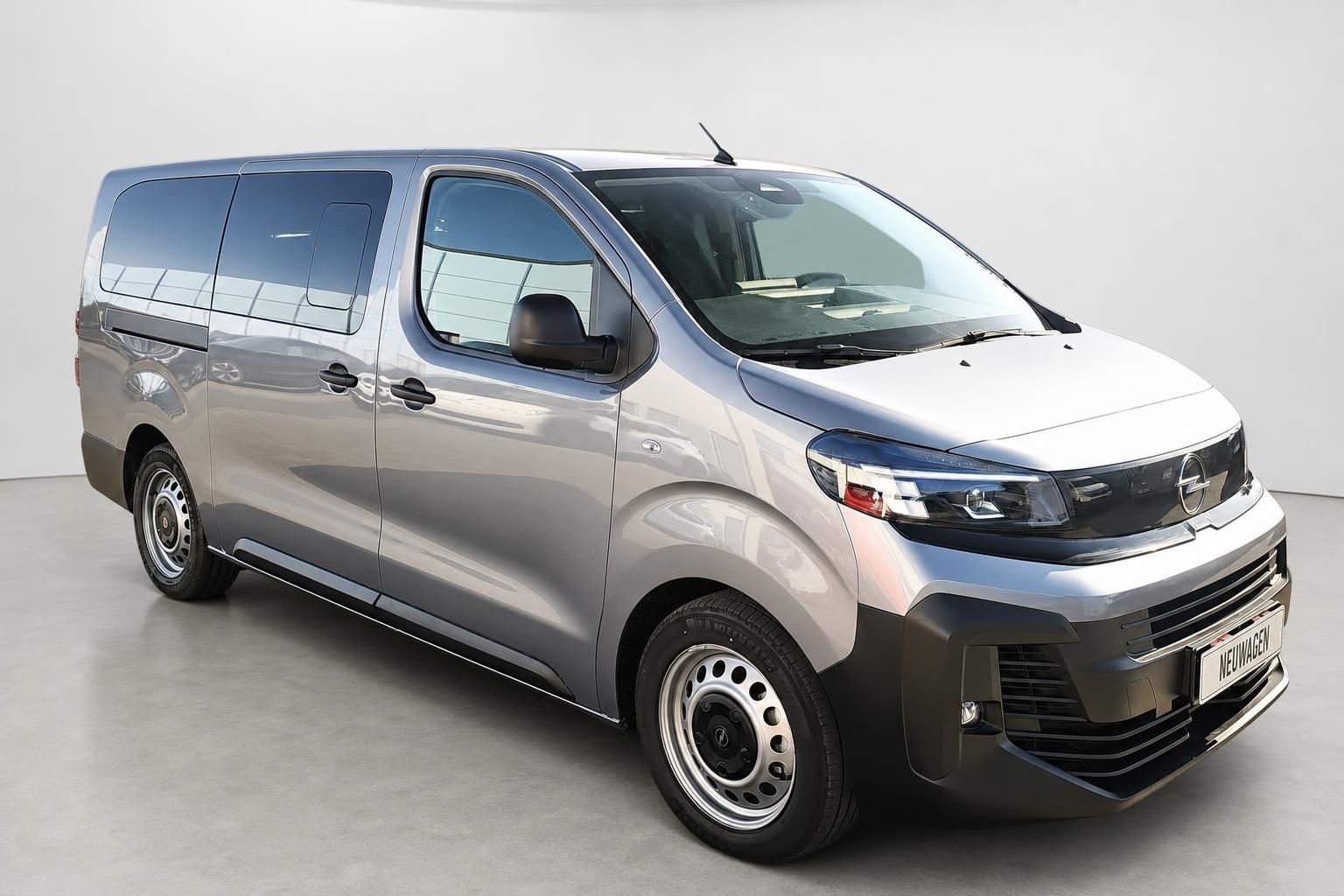 Opel Vivaro Neuwagen in Silber, Frontansicht schraeg im Studio