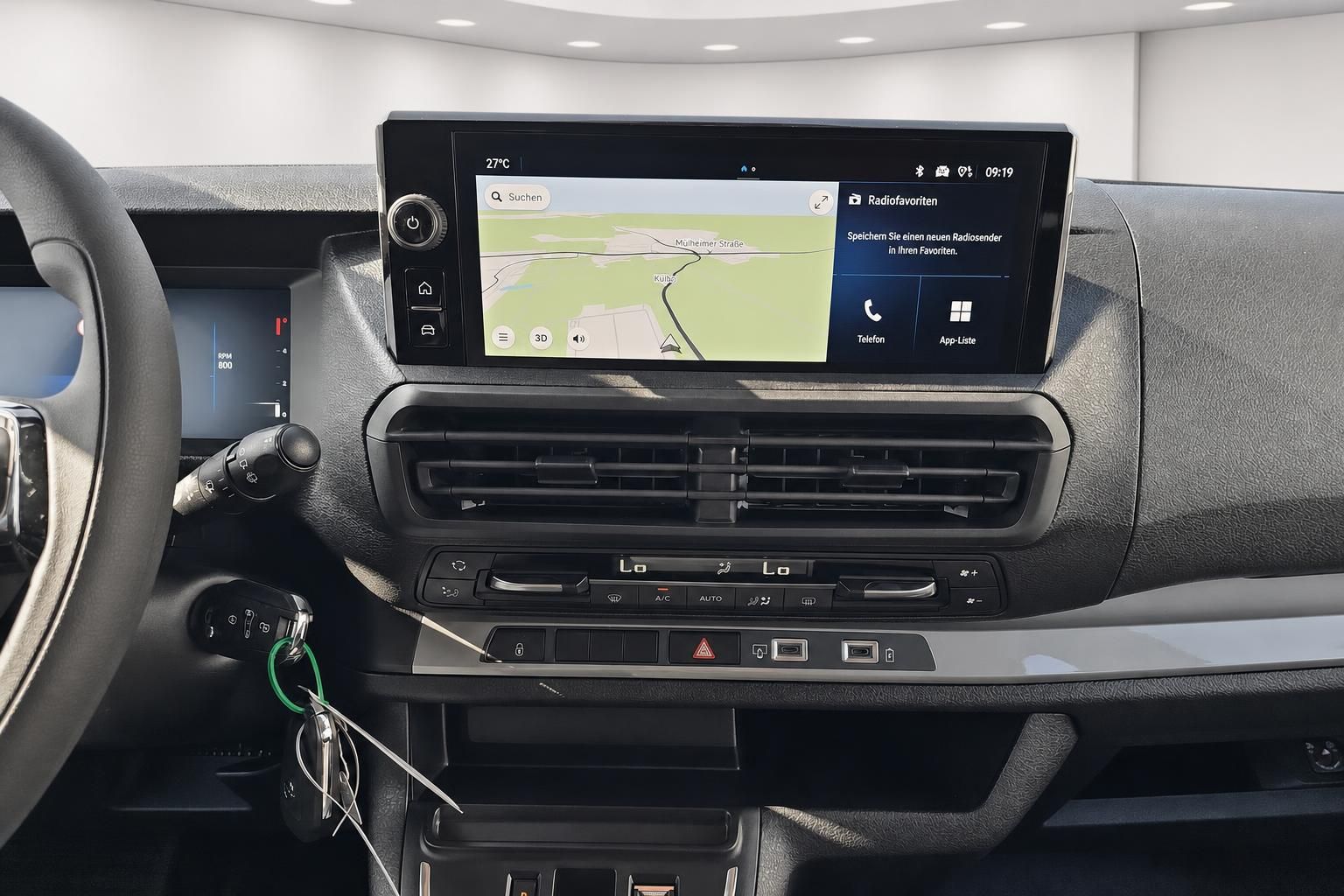 Opel Zafira Life Cockpit mit Navigationssystem und Touchscreen im Detail