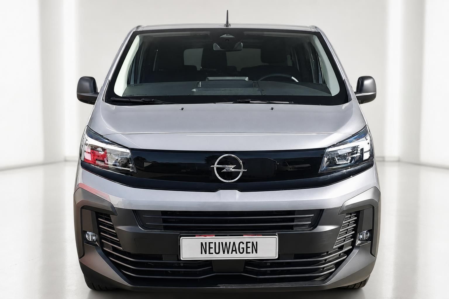 Opel Vivaro Neuwagen in Silber, Frontalansicht im Studio