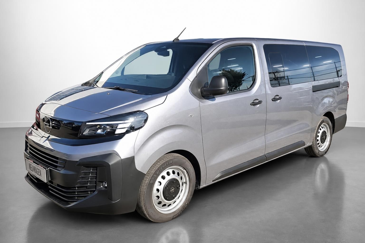 Opel Vivaro Neuwagen in Silber, Frontansicht schraeg im Studio