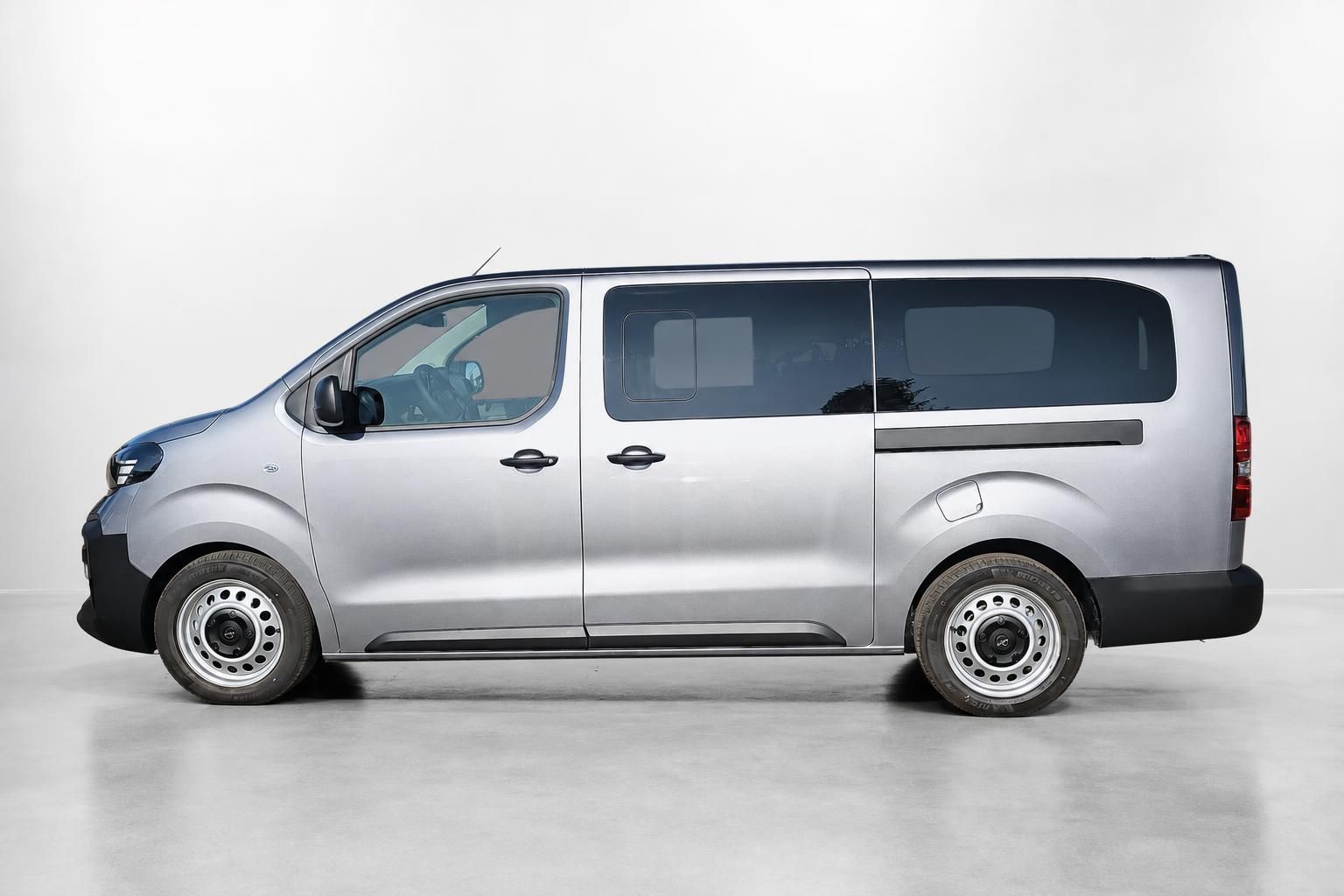 Opel Vivaro Neuwagen in Silber, Seitenansicht im Studio