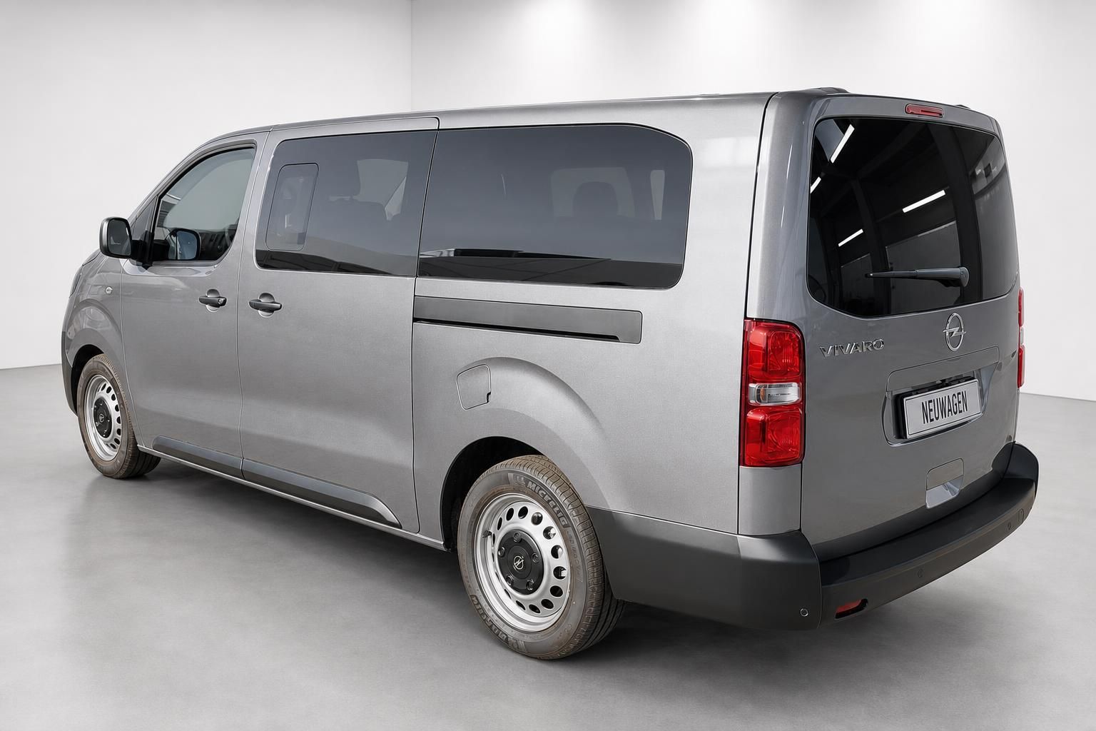 Opel Vivaro Neuwagen in Silber, Heckansicht schraeg im Studio