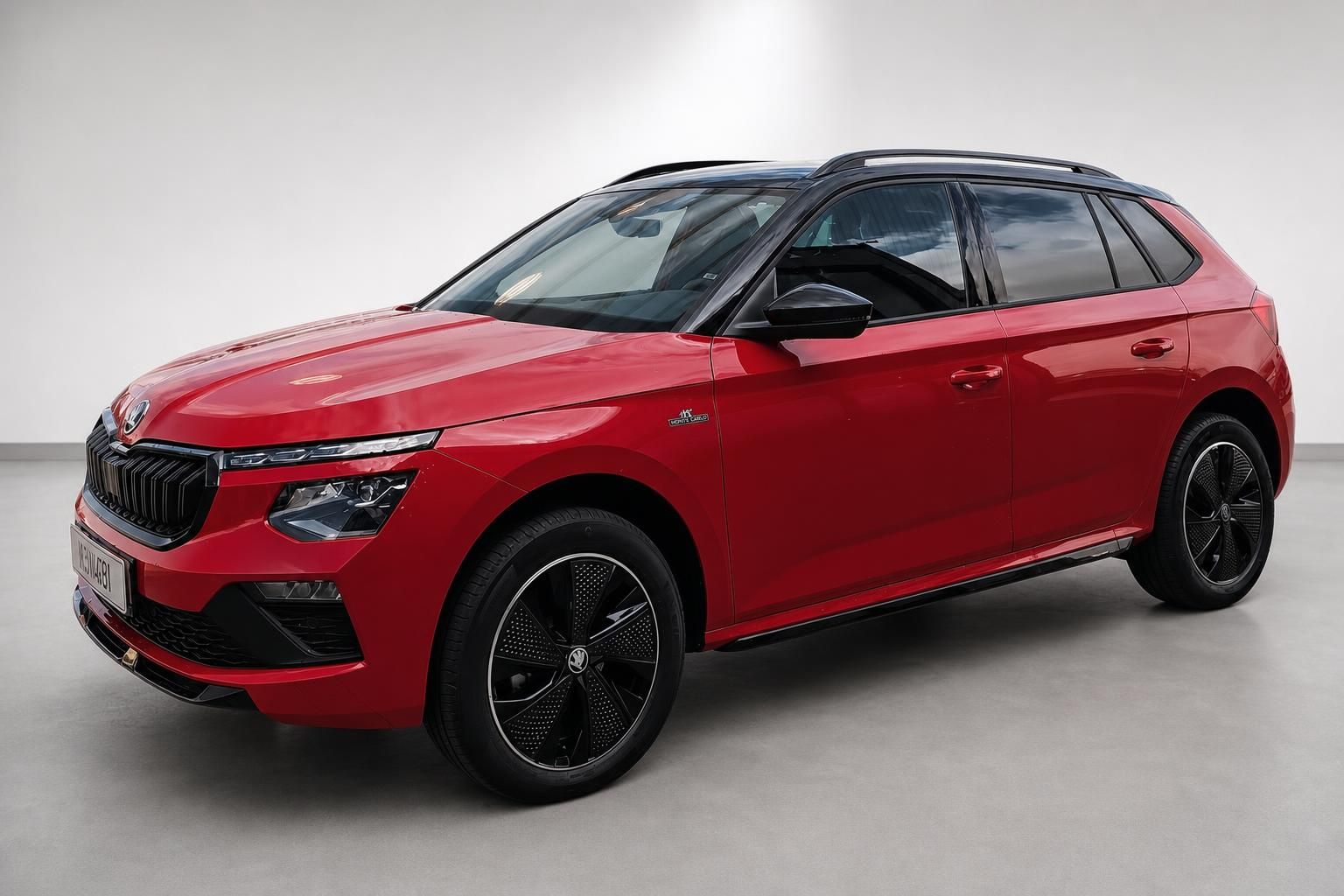 Roter Skoda Kamiq mit schwarzem Dach in Studioaufnahme von vorne seitlich