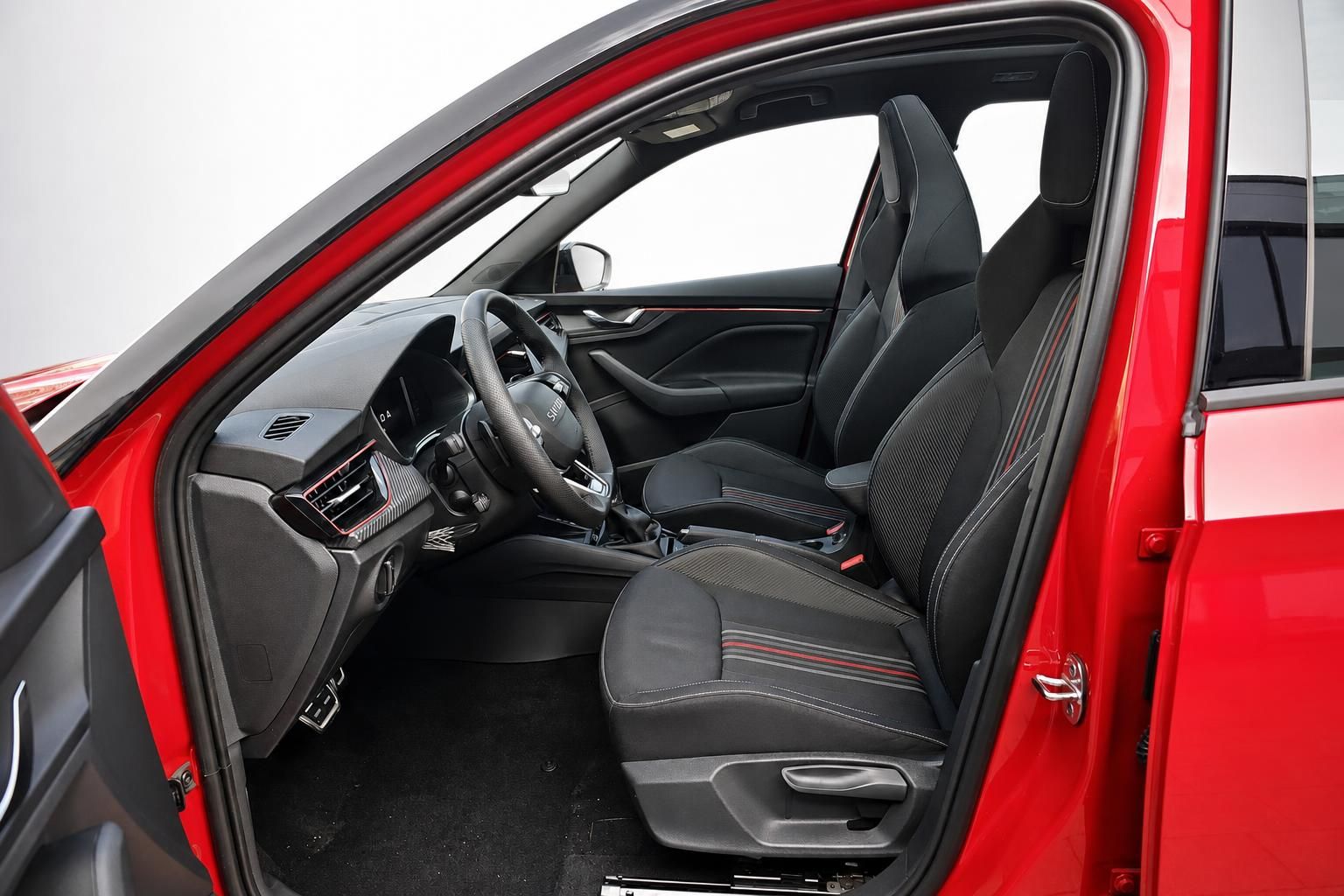 Blick durch geoeffnete Tuer auf Fahrersitz und Armaturenbrett des Skoda