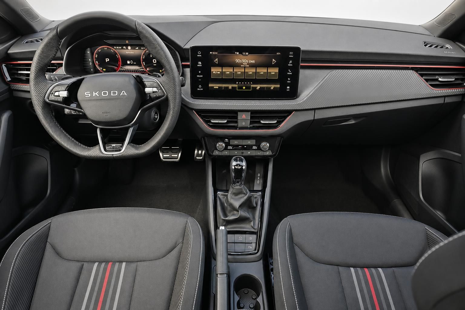 Skoda Cockpit mit Lenkrad, Digitaltacho und Infotainment-Display