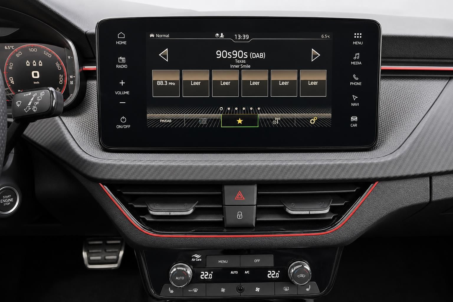 Infotainment-Bildschirm und Klimabedienung im Skoda Innenraum