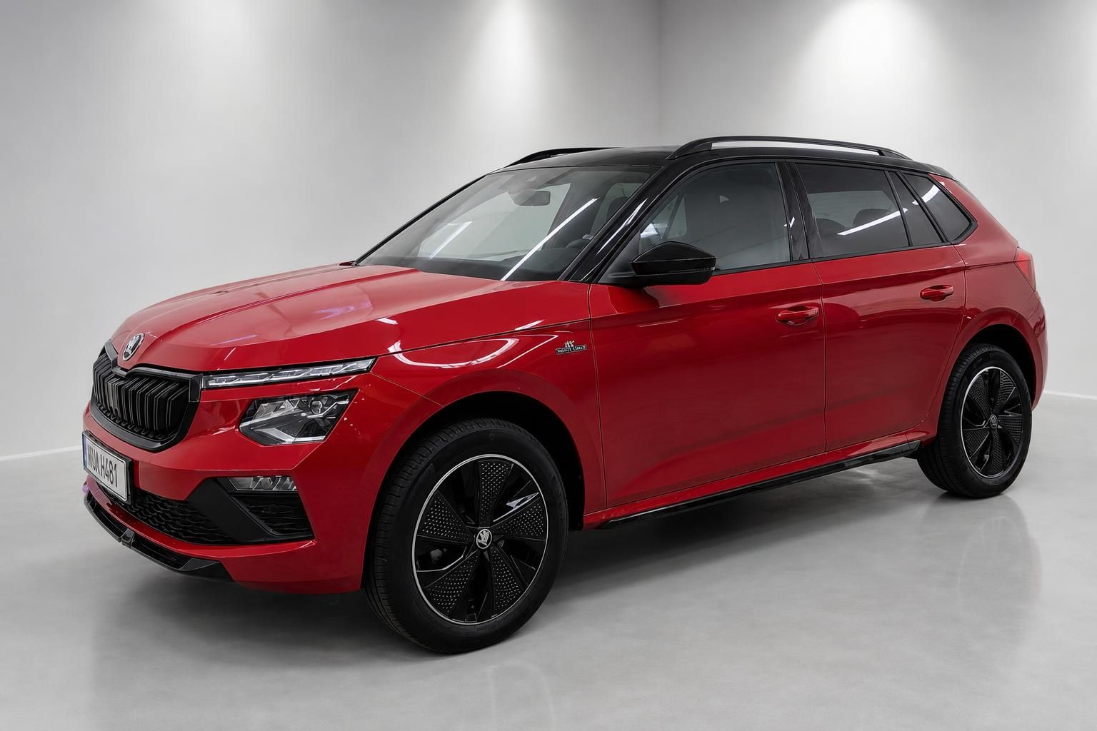Skoda Kamiq in Rot, Seitenansicht schräg von vorne im Showroom