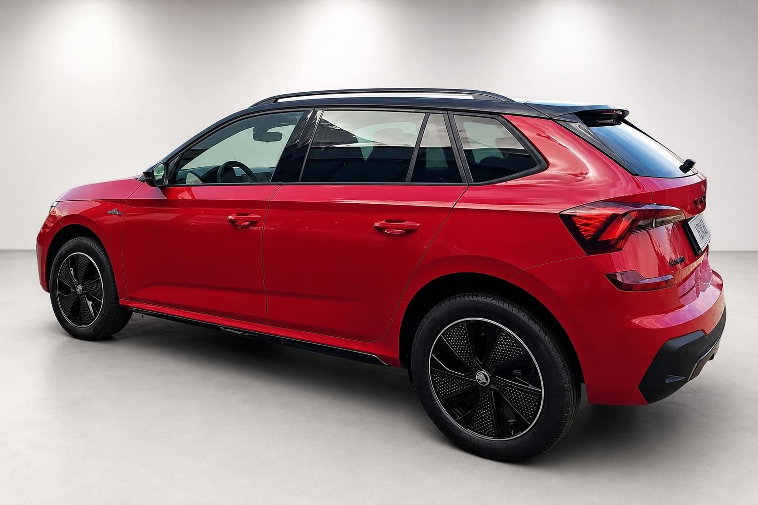 Skoda Kamiq rot, Heckansicht schräg im Studio fotografiert