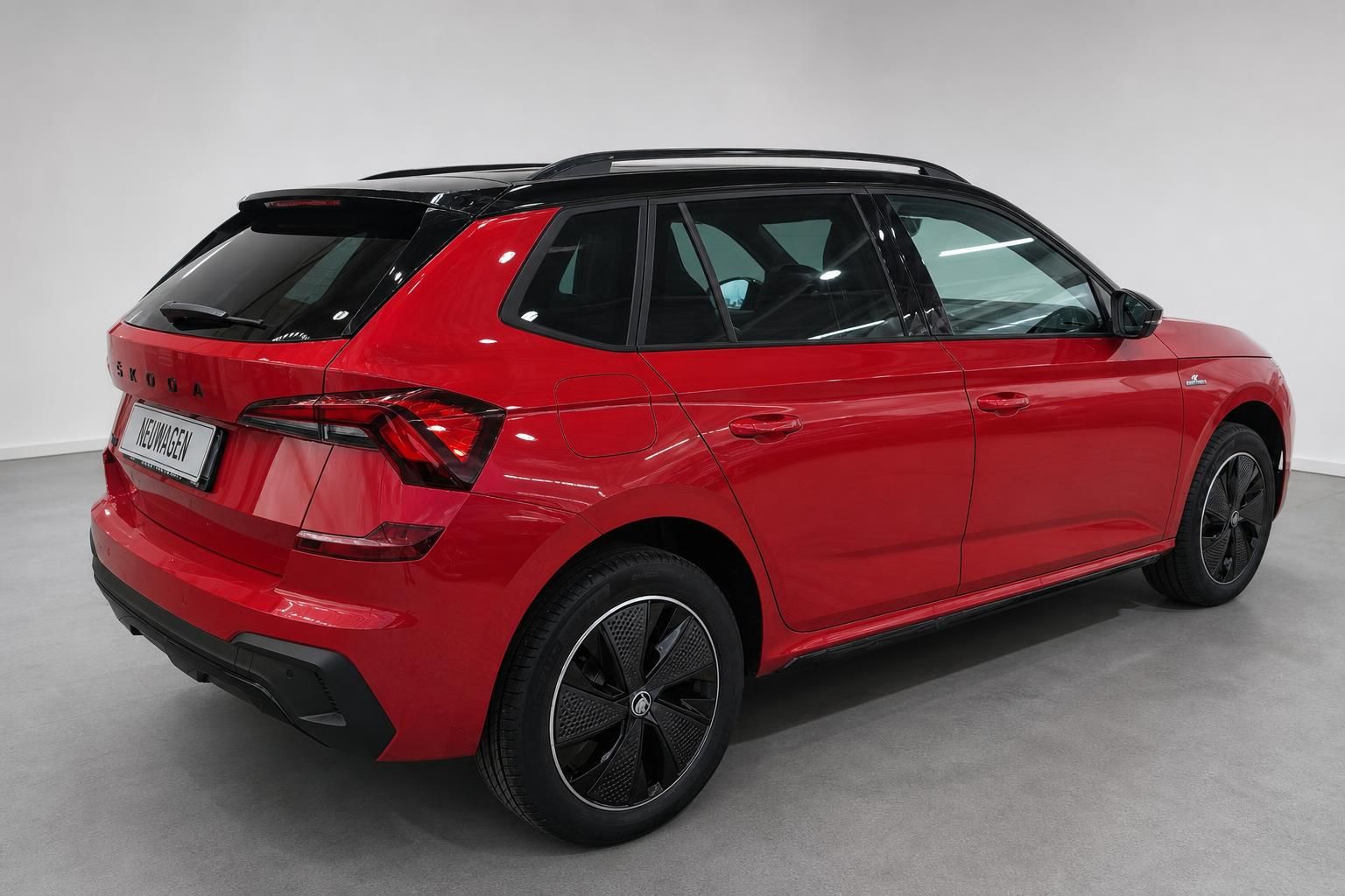 Škoda Kamiq in Rot, Heckansicht seitlich im Studio