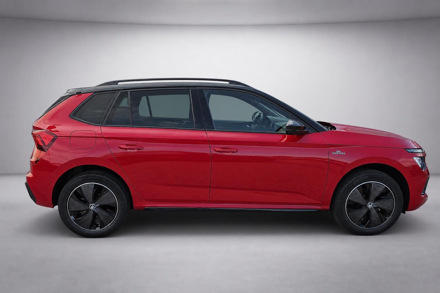 Škoda Kamiq Monte Carlo rot, Seitenansicht im Studio