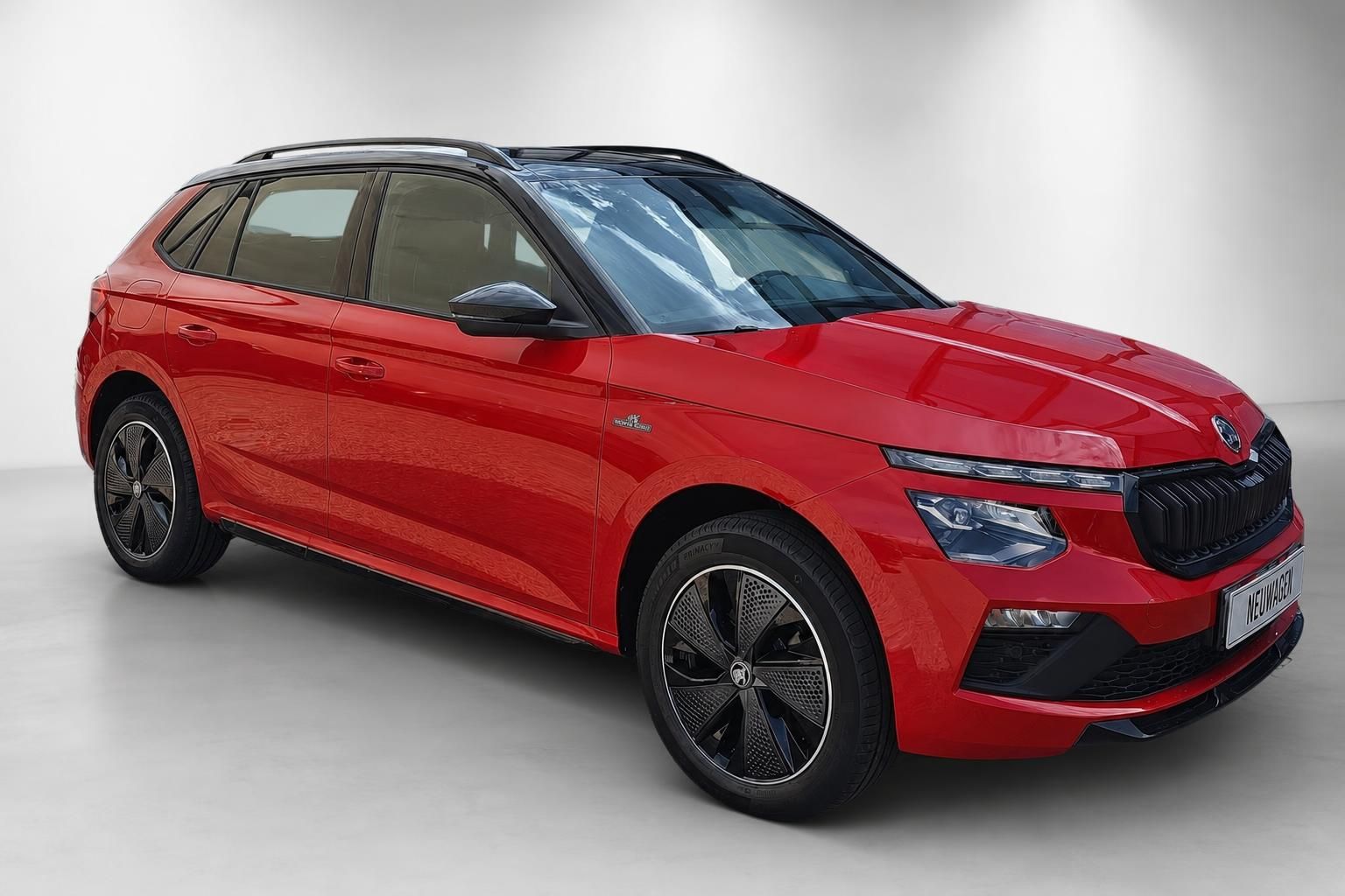 Škoda Kamiq in Rot, Frontansicht schräg im Studio