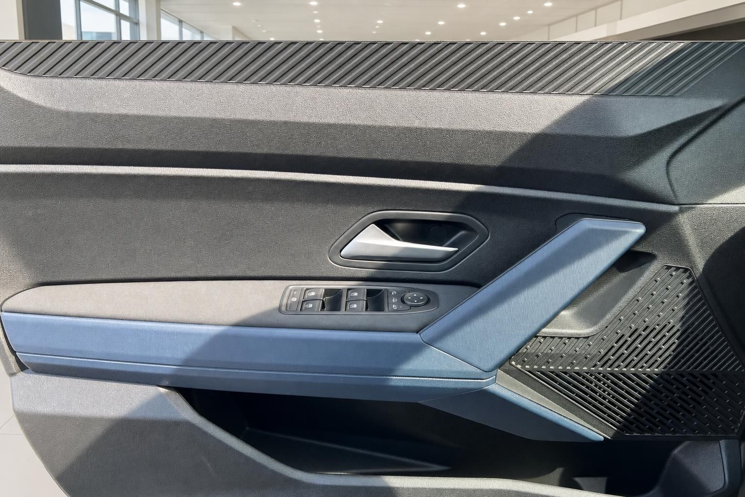 Türverkleidung mit Fensterheber-Bedienelementen im Dacia Bigster