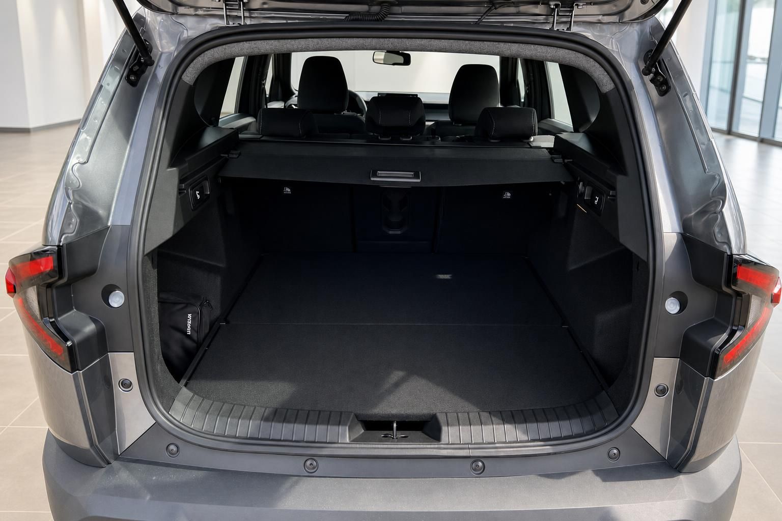 Kofferraum eines grauen SUV mit umgeklapptem Rollo und viel Ladevolumen