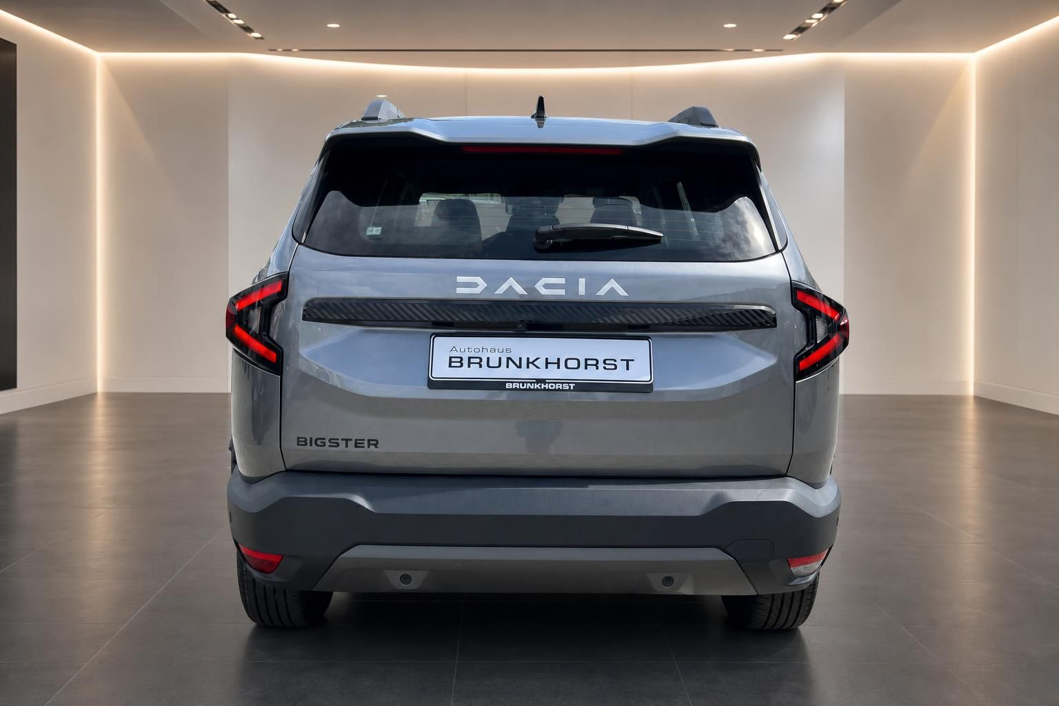 Dacia Bigster in Grau, Heckansicht im Autohaus Brunkhorst