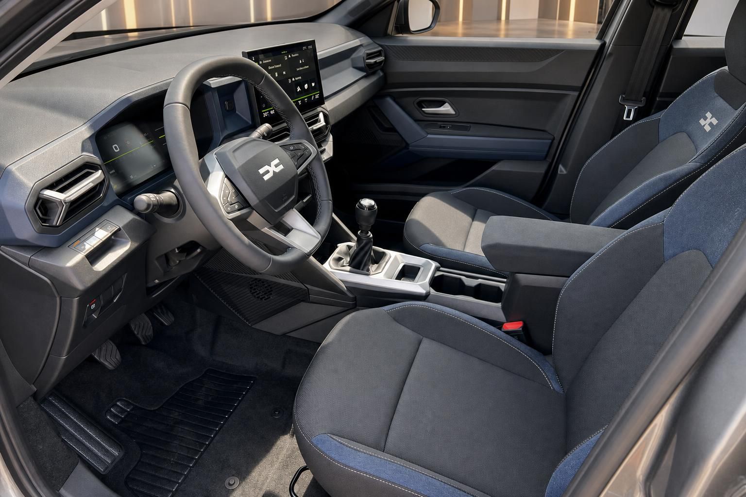 Innenraum Dacia mit Stoffsitzen, Lenkrad und Schaltknauf im Detail