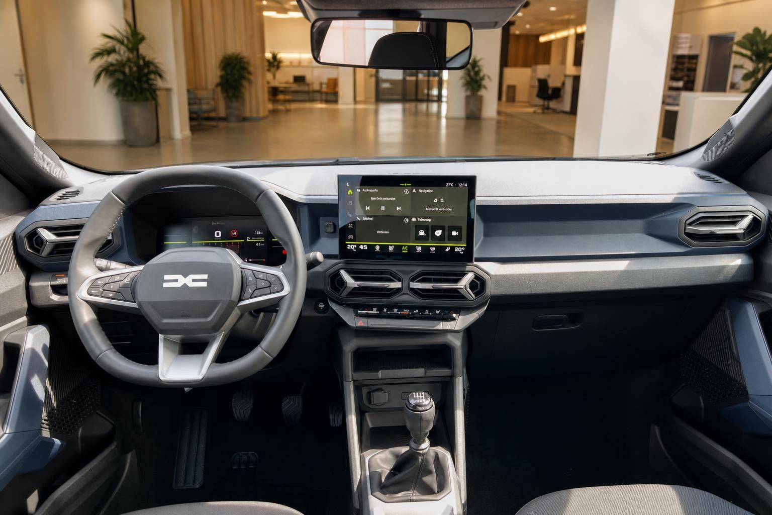 Dacia Cockpit mit Lenkrad und Touchscreen-Infotainment im Autohaus