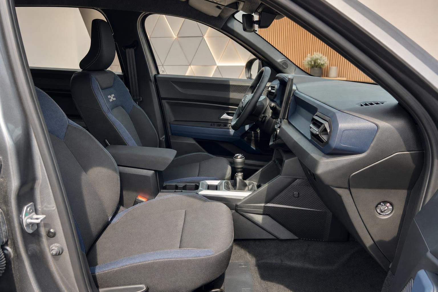 Dacia Bigster Innenraum mit Vordersitzen und Cockpit